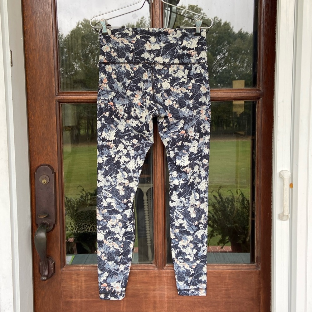Lululemon Wunder‎ Under High Rise leggings. Floral. Size 8